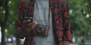 非洲裔美国游客使用智能手机