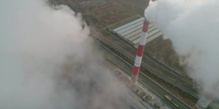 从空中无人机拍摄的煤电厂高高的烟囱冒出的灰色烟雾。用化石燃料发电。生态和自然污染。
