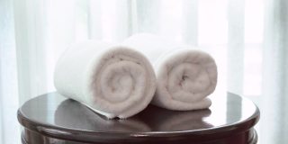 酒店房间的床上有白色毛巾