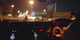 在一个城市的夜晚大街上特写的驾驶汽车