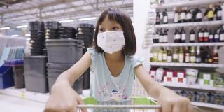 一个亚洲小女孩在周末去超级市场购物