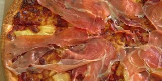 意大利熏火腿披萨或帕尔玛火腿披萨