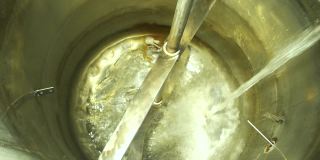 水从啤酒厂水箱中蒸发出来。