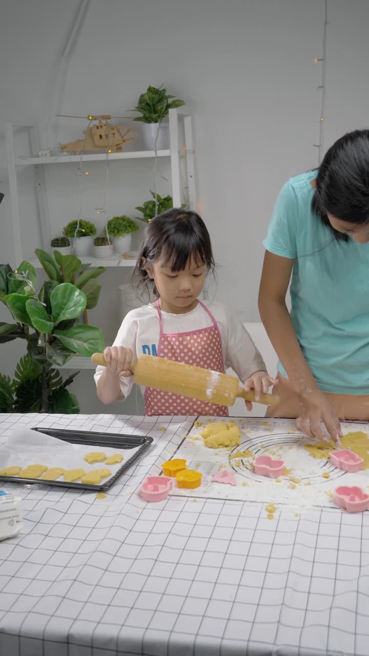 快乐的亚洲孩子在家里一起学习做饼干，生活方式的概念。