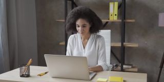 兴奋快乐的非洲裔美国妇女感觉赢家高兴的在线赢得了新的工作机会，狂喜积极的混合种族女孩收到良好的测试结果在笔记本电脑庆祝录取