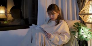 一个年轻的女人在晚上看书，压力很大