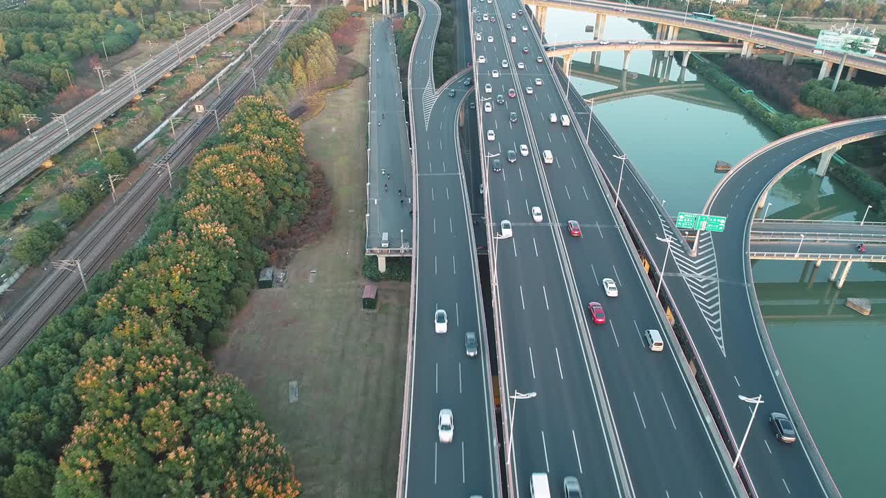 鸟瞰图的道路交叉口与移动的汽车。道路立交或高速公路交叉路口，城市交通繁忙，在道路上超速行驶。