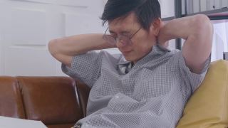 亚洲男人坐着看书累了脖子和背疼视频素材模板下载