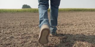 跟着农民的脚走在空旷的农田里，犁过的土很好