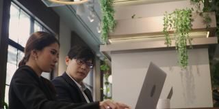 亚洲的年轻商人通过网络技术在餐厅外工作，在社会上日常使用的远程工作，通过办公室会议网络