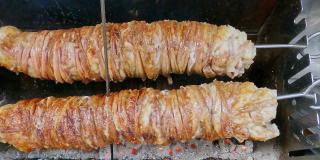 羊肠子和内脏用叉子烤，用来做土耳其菜