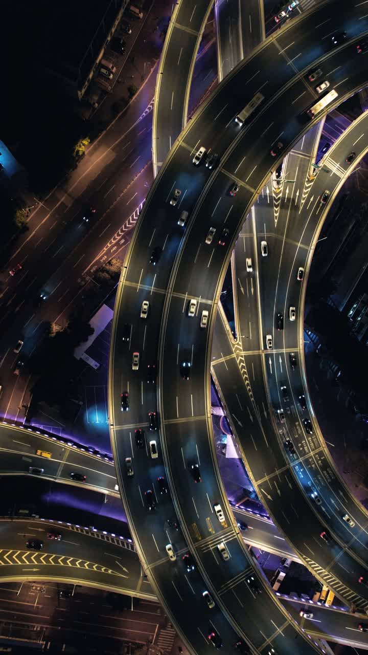 天桥和城市夜间交通