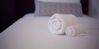 酒店房间的床上有白色毛巾