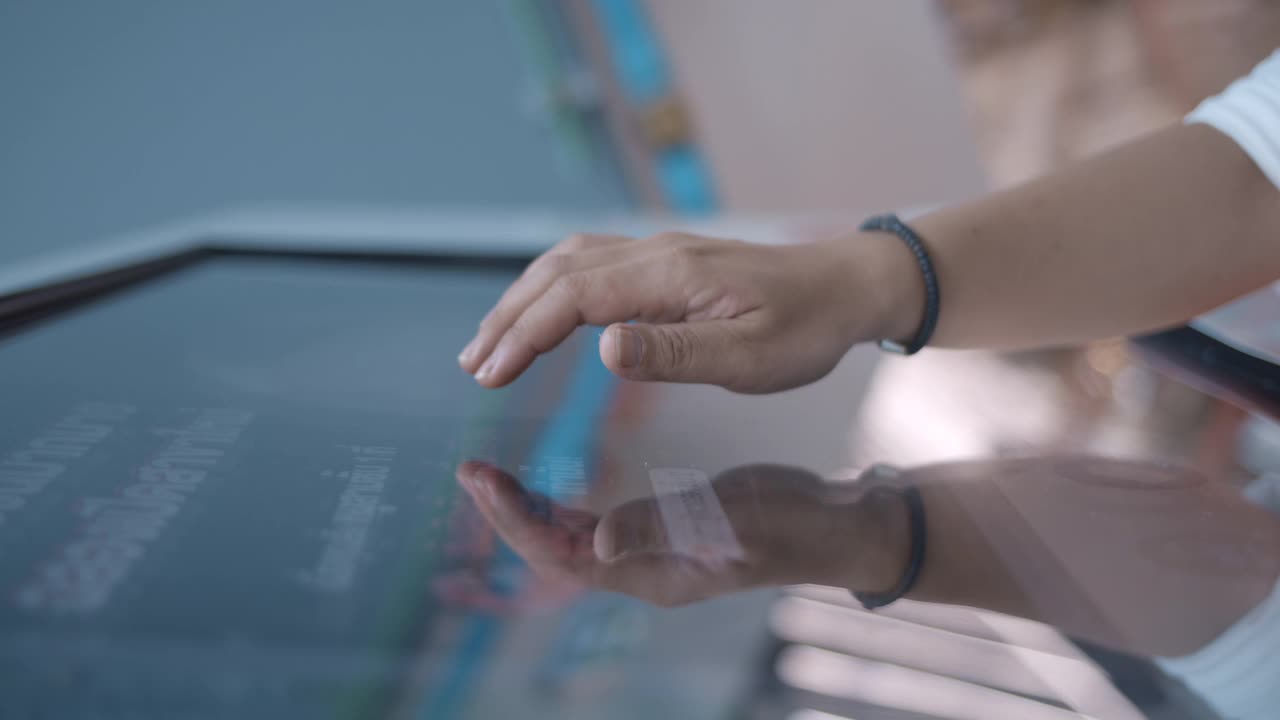 女人在商场用电脑触摸屏信息，特写镜头