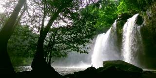 泰国考艾国家公园热带森林中的许素华瀑布。
