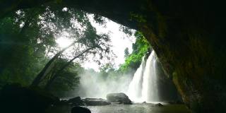 泰国考艾国家公园热带森林中的许素华瀑布。