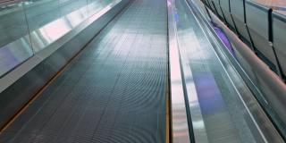 机场的可移动传送带，直梯