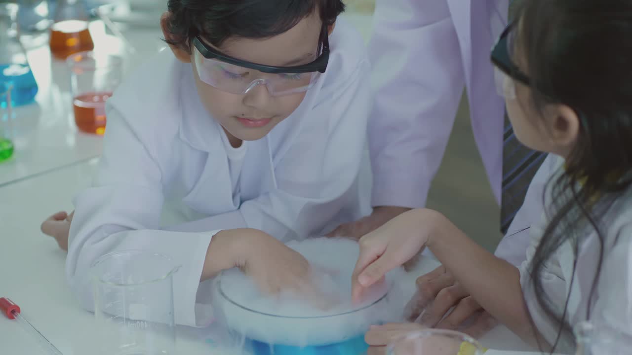科学家教学生在实验室学习和做科学实验