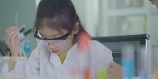 科学家教学生在实验室学习和做科学实验