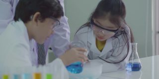 科学家教学生在实验室学习和做科学实验