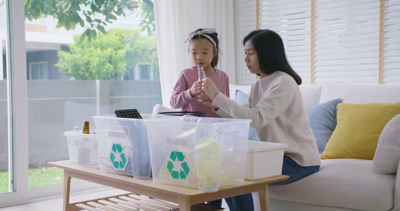 孩子们学习环保垃圾，垃圾分类，瓶子银行再利用。