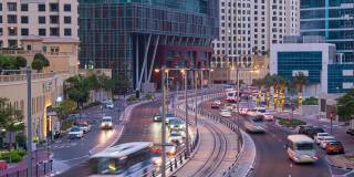 阿联酋迪拜- 2021年7月。市中心商场附近道路上的车辆在夜间的时间流逝。有夜间照明的摩天大楼。从桥上俯瞰。