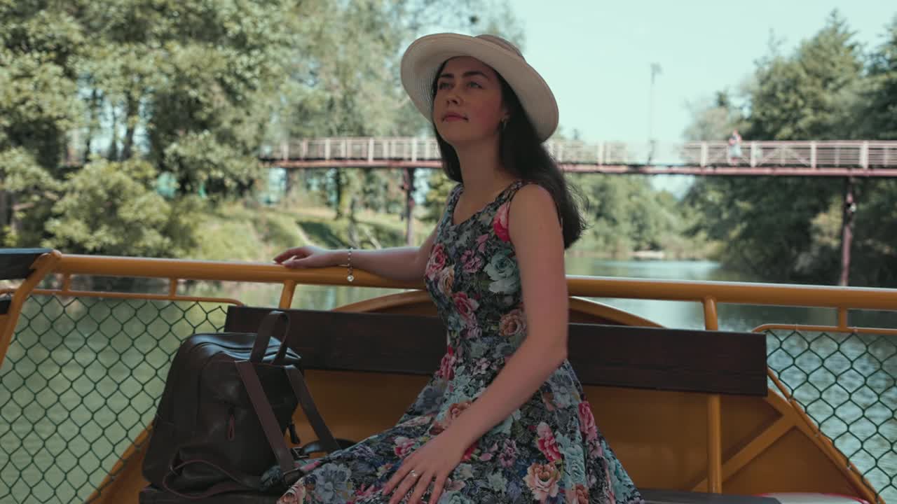 乘坐有轨电车游览。一位戴着草帽、穿着草裙的美丽年轻女子正坐在那里欣赏大自然。暑假的概念