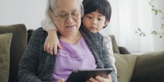 奶奶教孙子做作业。