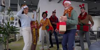 圣诞晚会上，在那位男性高级执行总裁的带领下，一群来自不同种族的同事在办公室里一起跳舞