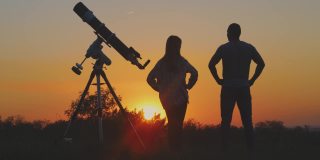 用天文望远镜观察星空。