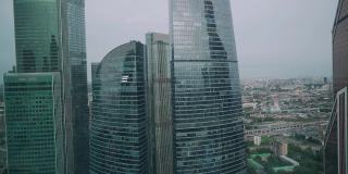 城市商业中心的高层建筑。由玻璃和金属建造的建筑物。从对面的大楼拍摄
