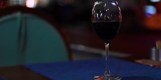 红酒倒进酒杯的特写镜头。
