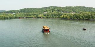 无人机视角的传统中国船只在西湖(西湖)航行，中国杭州。