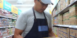 亚洲杂货店经理在超市工作