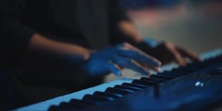 音乐家在音乐会上演奏键盘