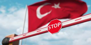 打开土耳其国旗背景上的吊杆门