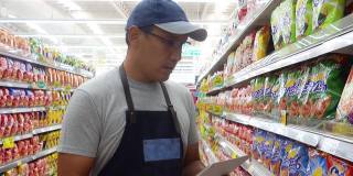亚洲杂货店经理在超市工作