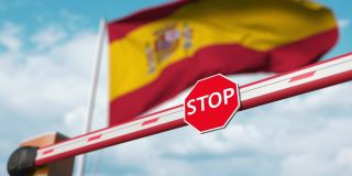 以西班牙国旗为背景的屏障门被打开