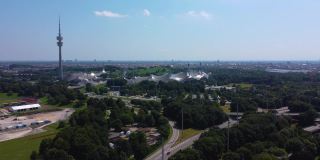 巴伐利亚慕尼黑奥林匹亚体育场周围的鸟瞰图。