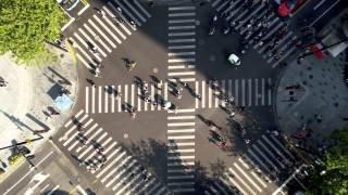 城市十字路口的无人机视角视频素材模板下载