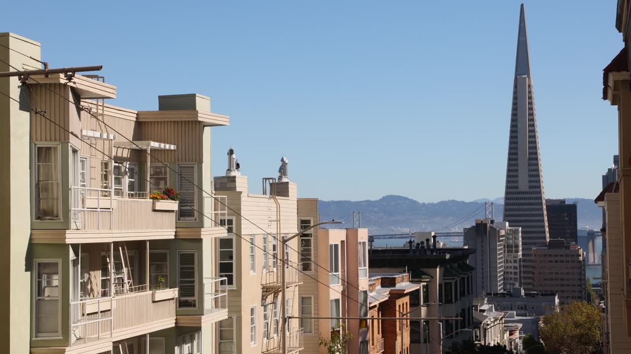 旧金山诺布山住宅楼的顶层面向市中心