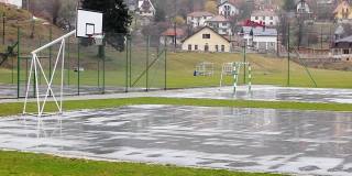 沥青路篮球场上的雨