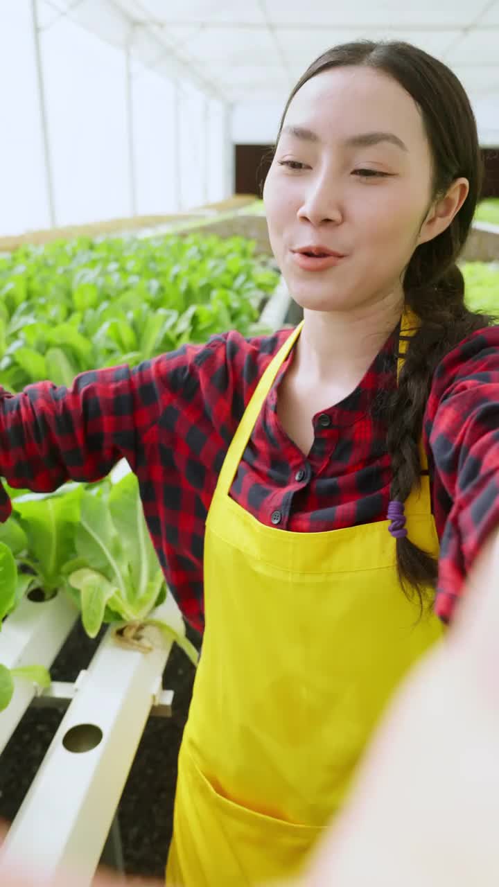 女性农场小企业主直播谈话观众追随者，亚洲女性走脱口秀新鲜蔬菜视频电话智能手机与兴奋的pov镜头