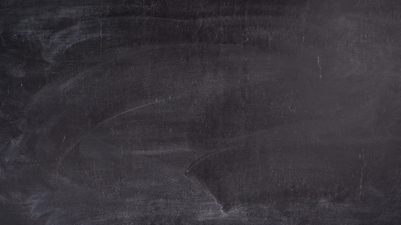 老师的手在黑板上写下Pi = 3.14这个数字