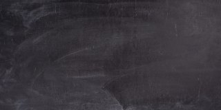 老师的手在黑板上写下Pi = 3.14这个数字