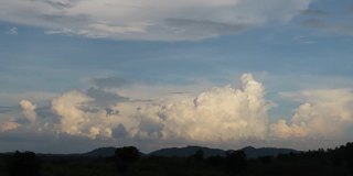 天空和山上的暴风云时间流逝