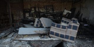 无家可归者的住所在一场大火中被烧毁了。一所贫穷的流浪汉居住的房子被纵火烧毁。无家可归的社会纪录片概念。