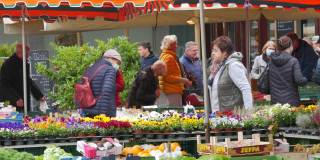 德国凯尔- 2021年10月29日:人们来到当地农产品市场购买各种农产品。有些游客戴着医用口罩，有些则不戴
