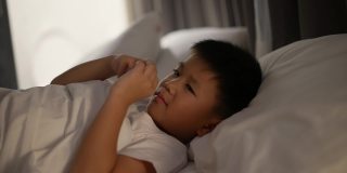 亚洲小孩穿着睡衣睡觉。梦想的概念
