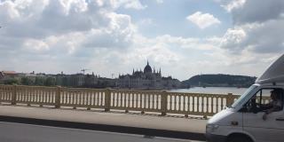 有轨电车公路之旅阳光明媚的夏日布达佩斯市中心大林荫大道玛格丽特大桥多瑙河蓝天城市景观匈牙利欧洲